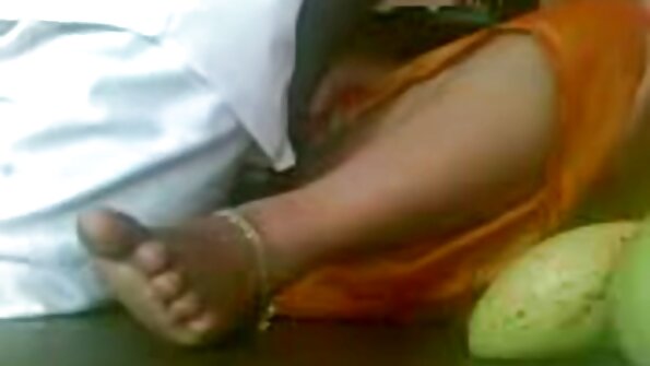 ಕ್ಷೌರದ ಪುಸಿ ಹೊಂದಿರುವ ಶ್ಯಾಮಲೆ ಗುಲಾಬಿ ಸೋಫಾದ ಮೇಲೆ ನುಸುಳುತ್ತಿದೆ